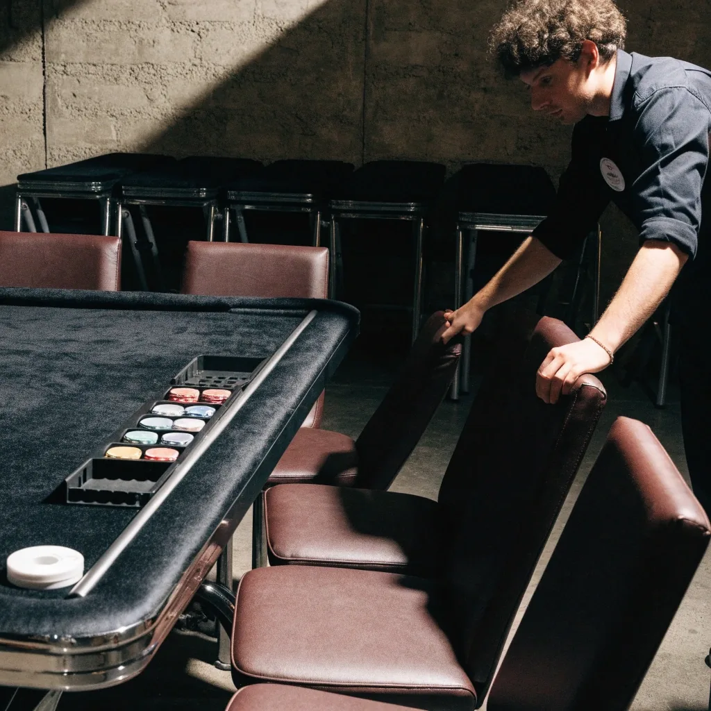 Pokerový stůl připravený k prohlídce v klidné části sálu